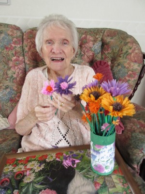 mum making flowers 1 300 400